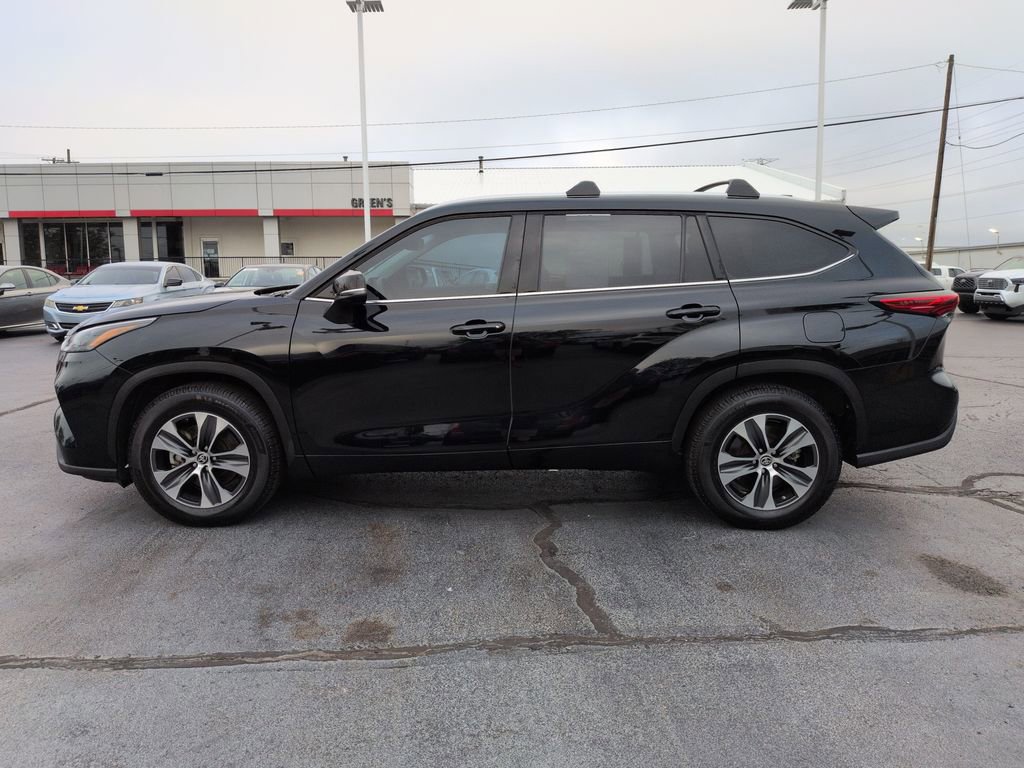 Used 2022 Toyota Highlander XLE FWD image 2