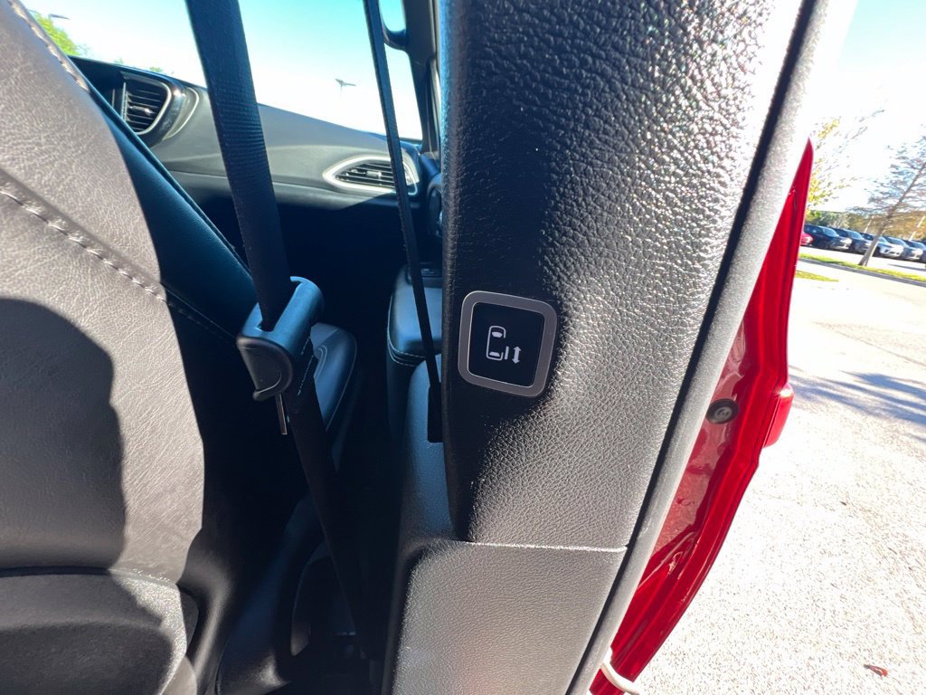 Certified 2025 Chrysler Pacifica Select FWD image 18