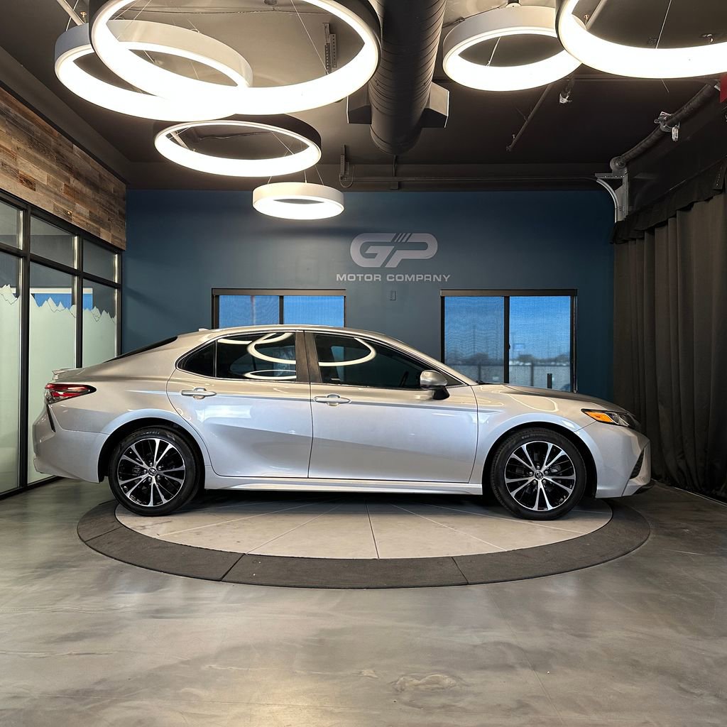 Used 2019 Toyota Camry SE FWD image 2