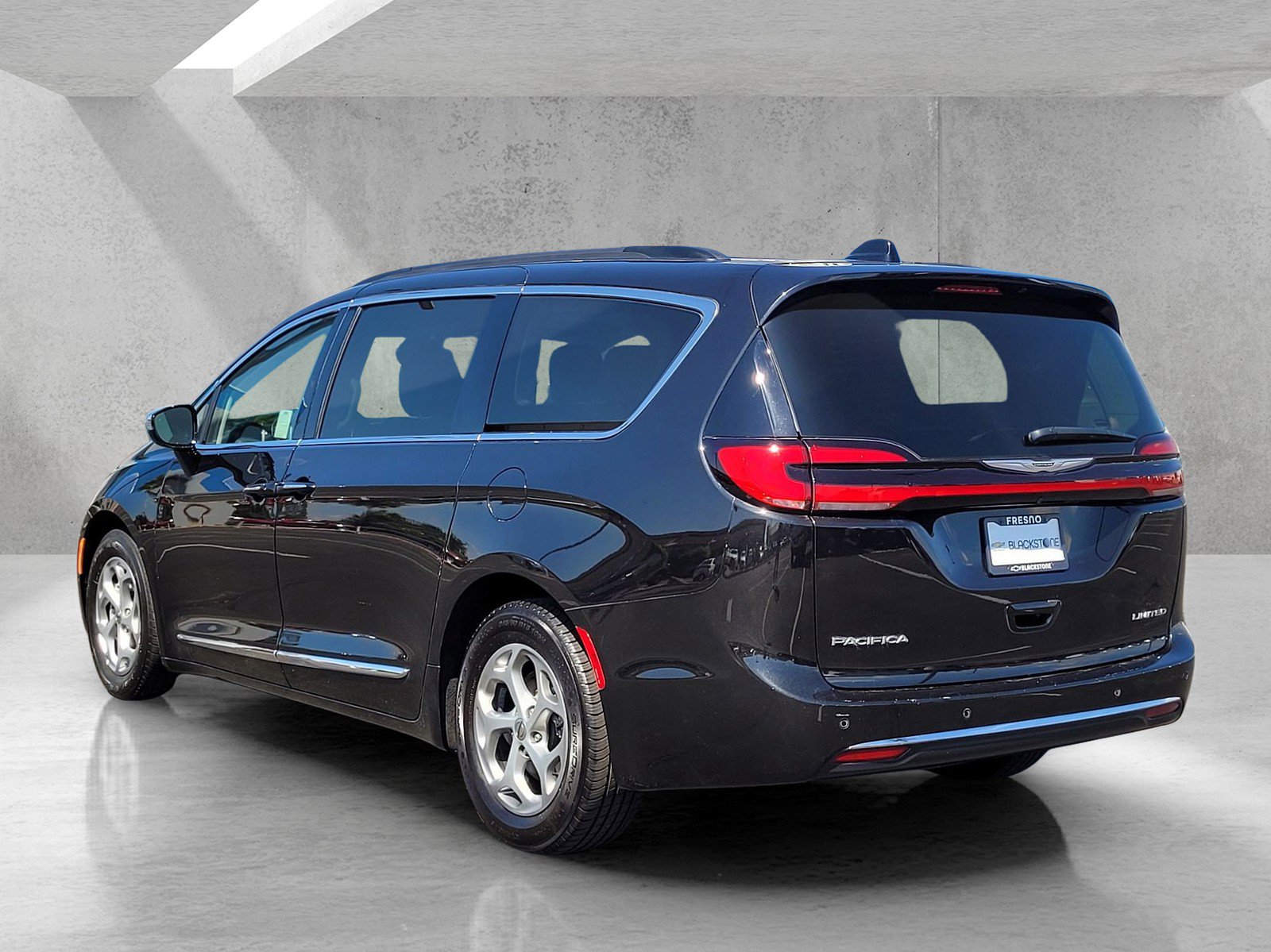 Used 2023 Chrysler Pacifica Limited image 6