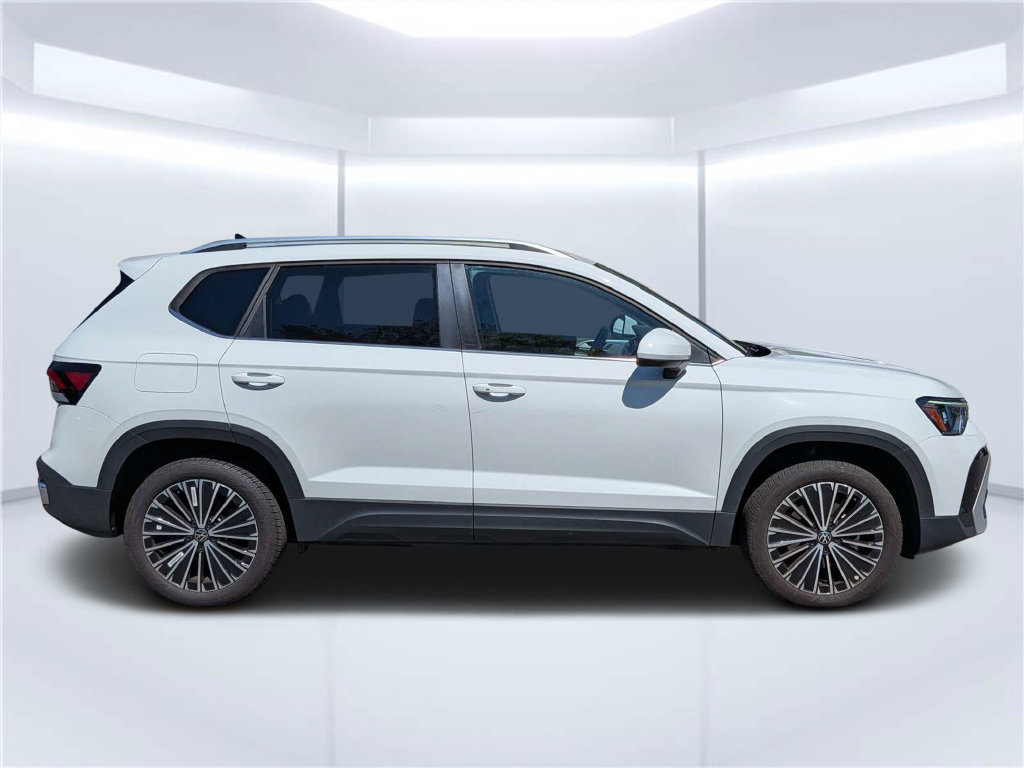 Used 2025 Volkswagen Taos SE FWD image 2