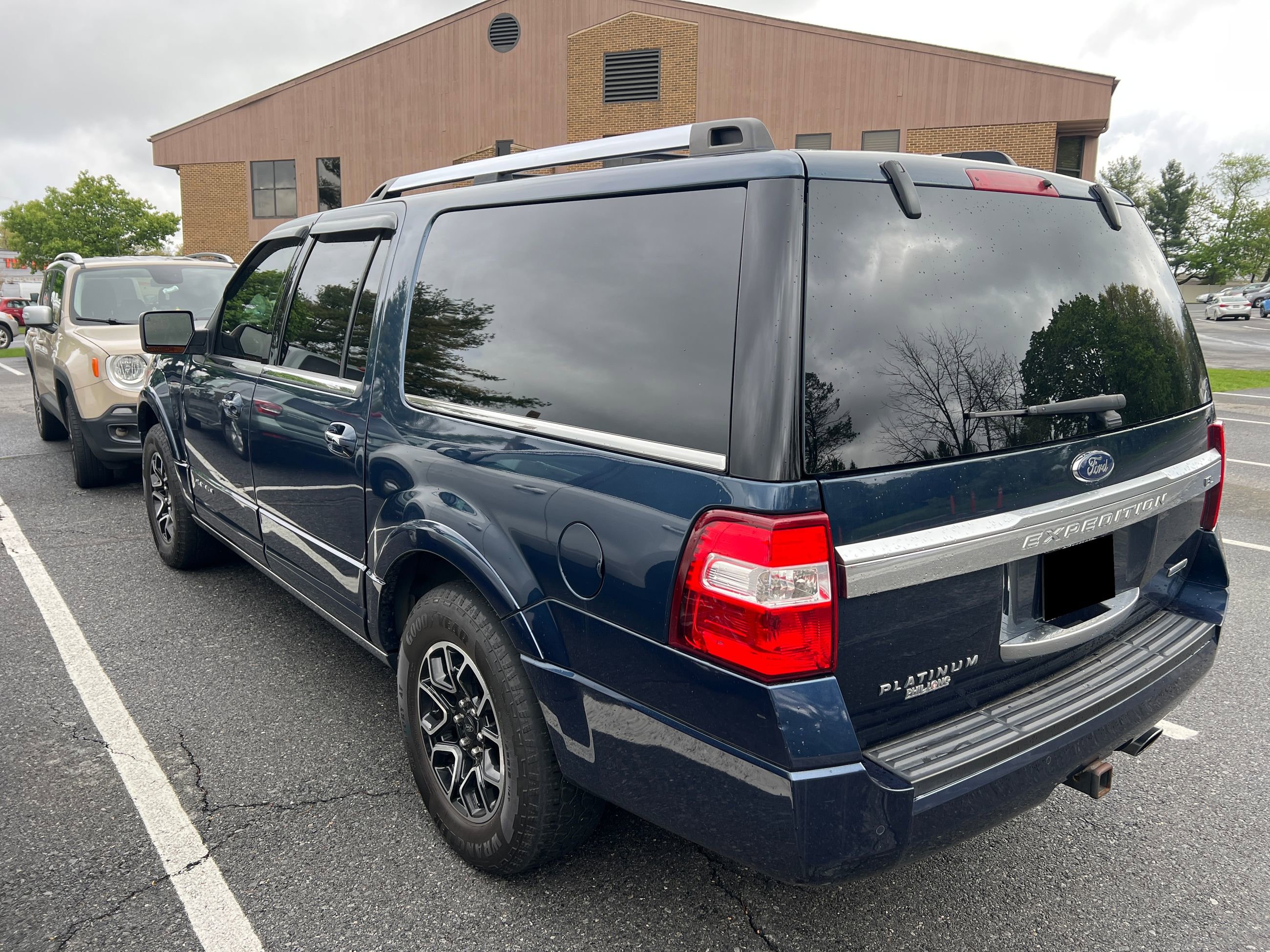 Used 2017 Ford Expedition EL Platinum AWD/4WD image 3