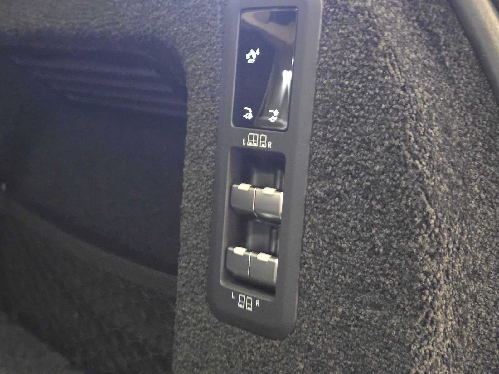 New 2026 Land Rover Range Rover Long Wheelbase SE AWD/4WD image 15