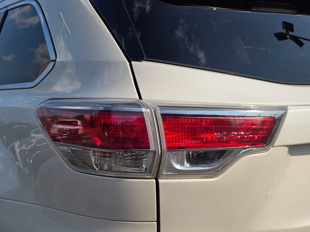 Used 2015 Toyota Highlander XLE FWD image 10