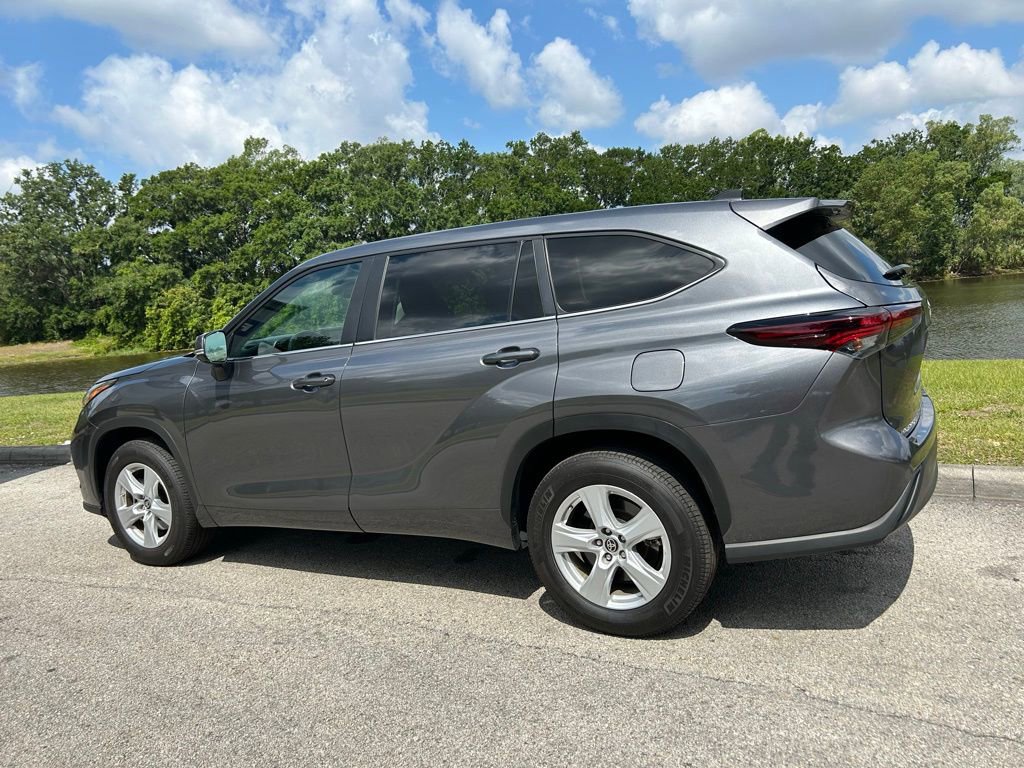 Used 2024 Toyota Highlander LE FWD image 3