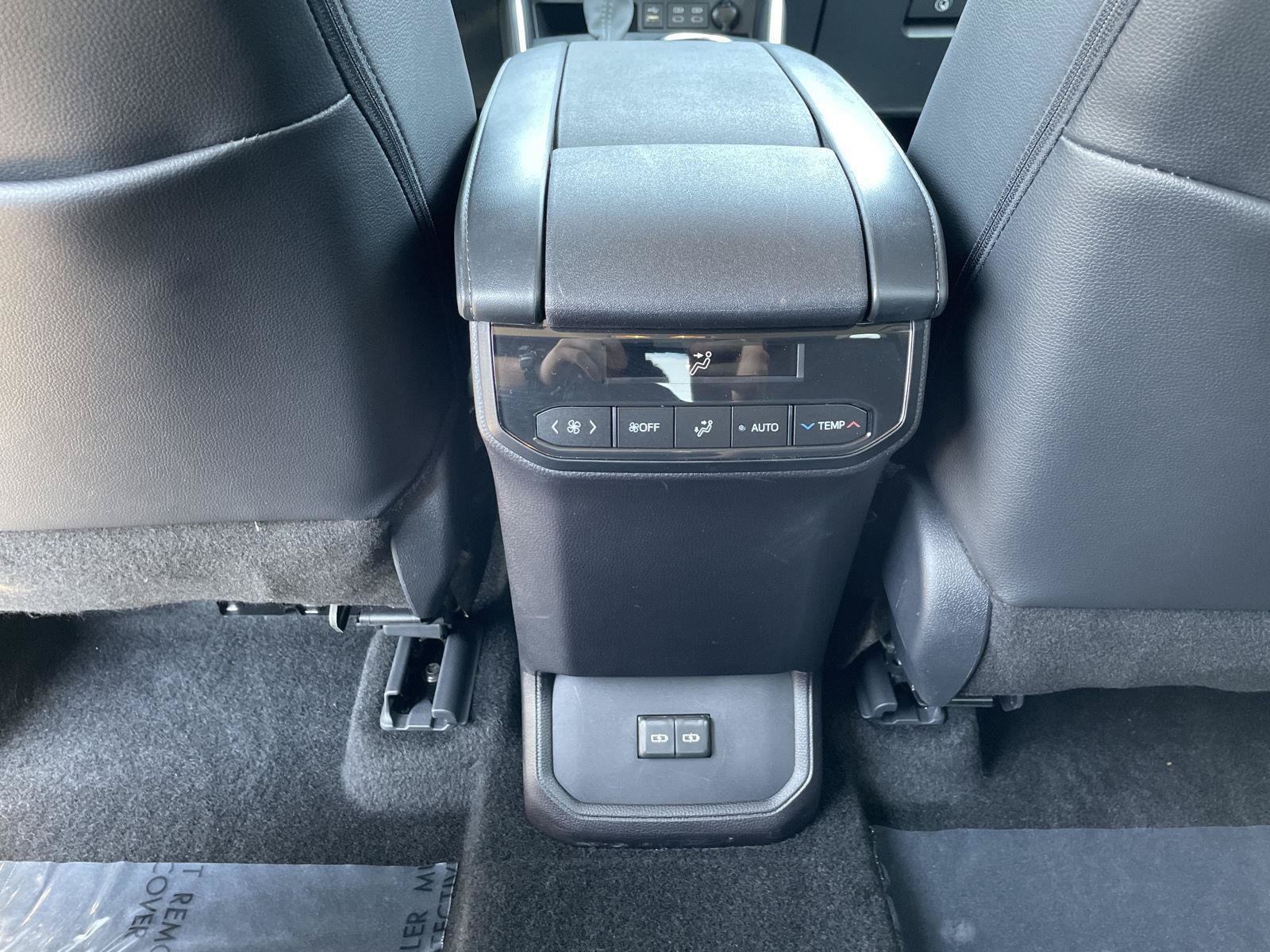 Used 2025 Toyota Highlander XLE AWD/4WD image 21