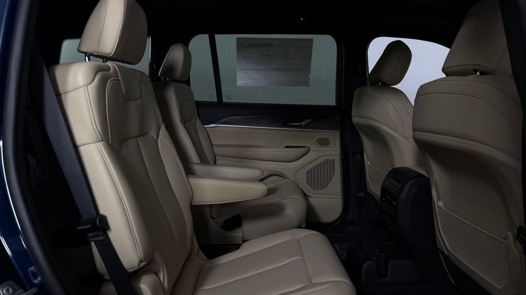 New 2026 Jeep Grand Cherokee L Limited w/ Limited Altitude Package AWD/4WD image 33
