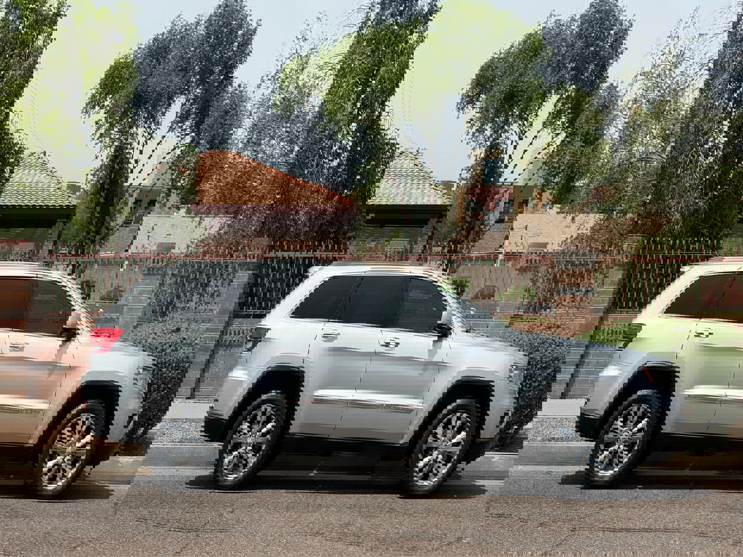 Used 2013 Jeep Grand Cherokee Laredo AWD/4WD image 9