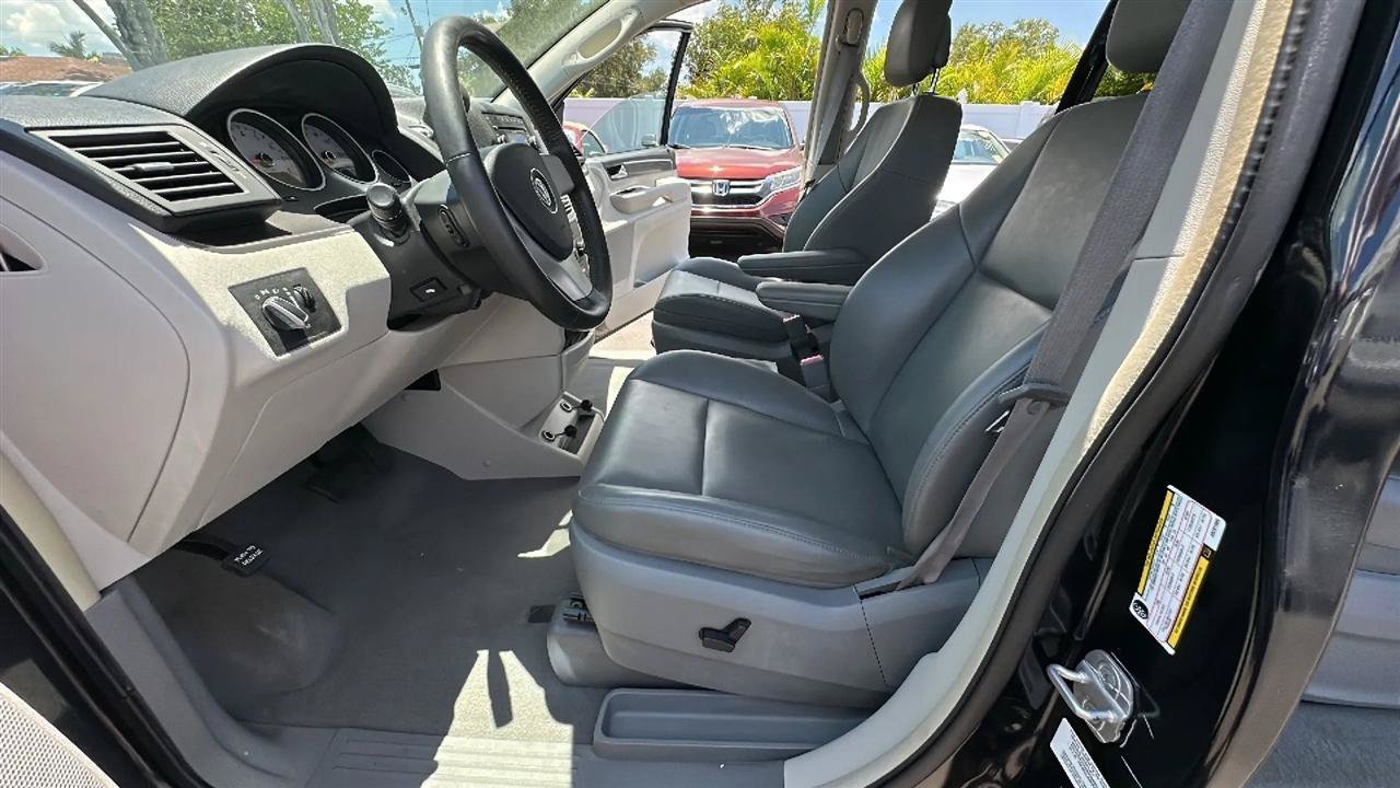 Used 2010 Volkswagen Routan SE FWD image 20
