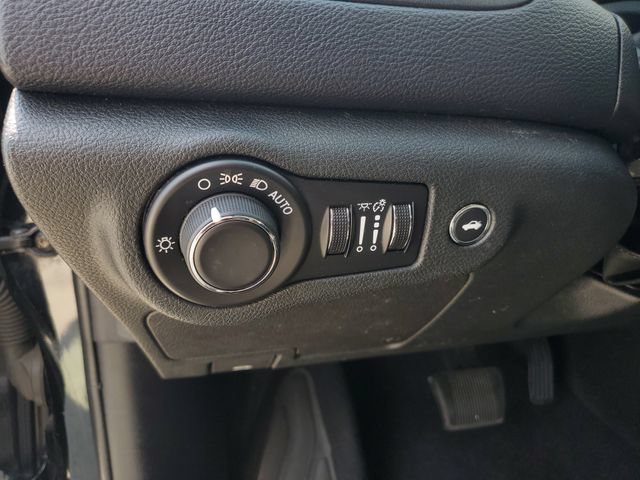 Used 2015 Chrysler 200 Limited w/ Convenience Group FWD image 18
