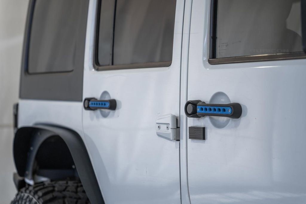 Used 2015 Jeep Wrangler Unlimited Rubicon w/ Connectivity Group image 13