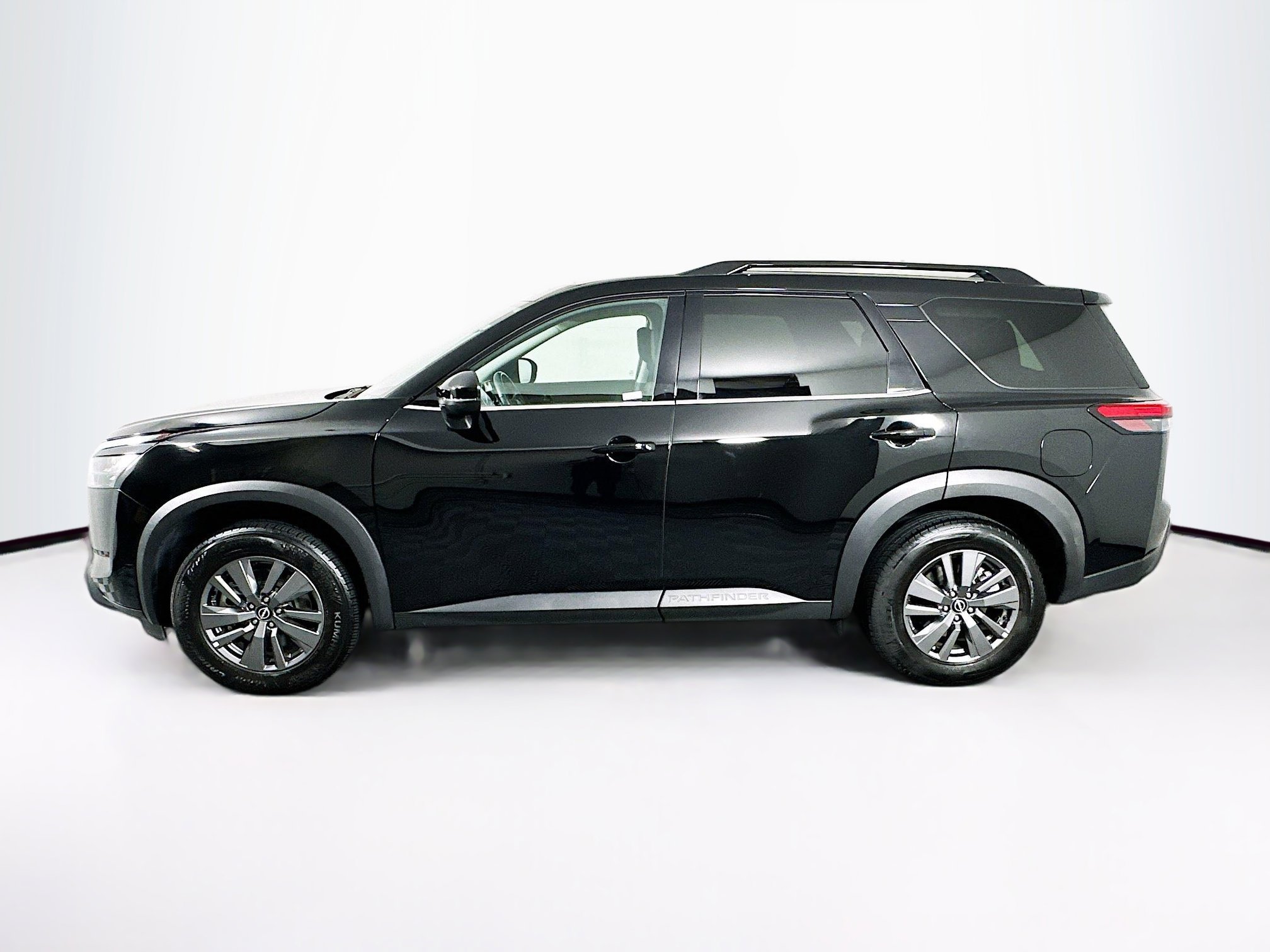 Used 2025 Nissan Pathfinder SV image 4