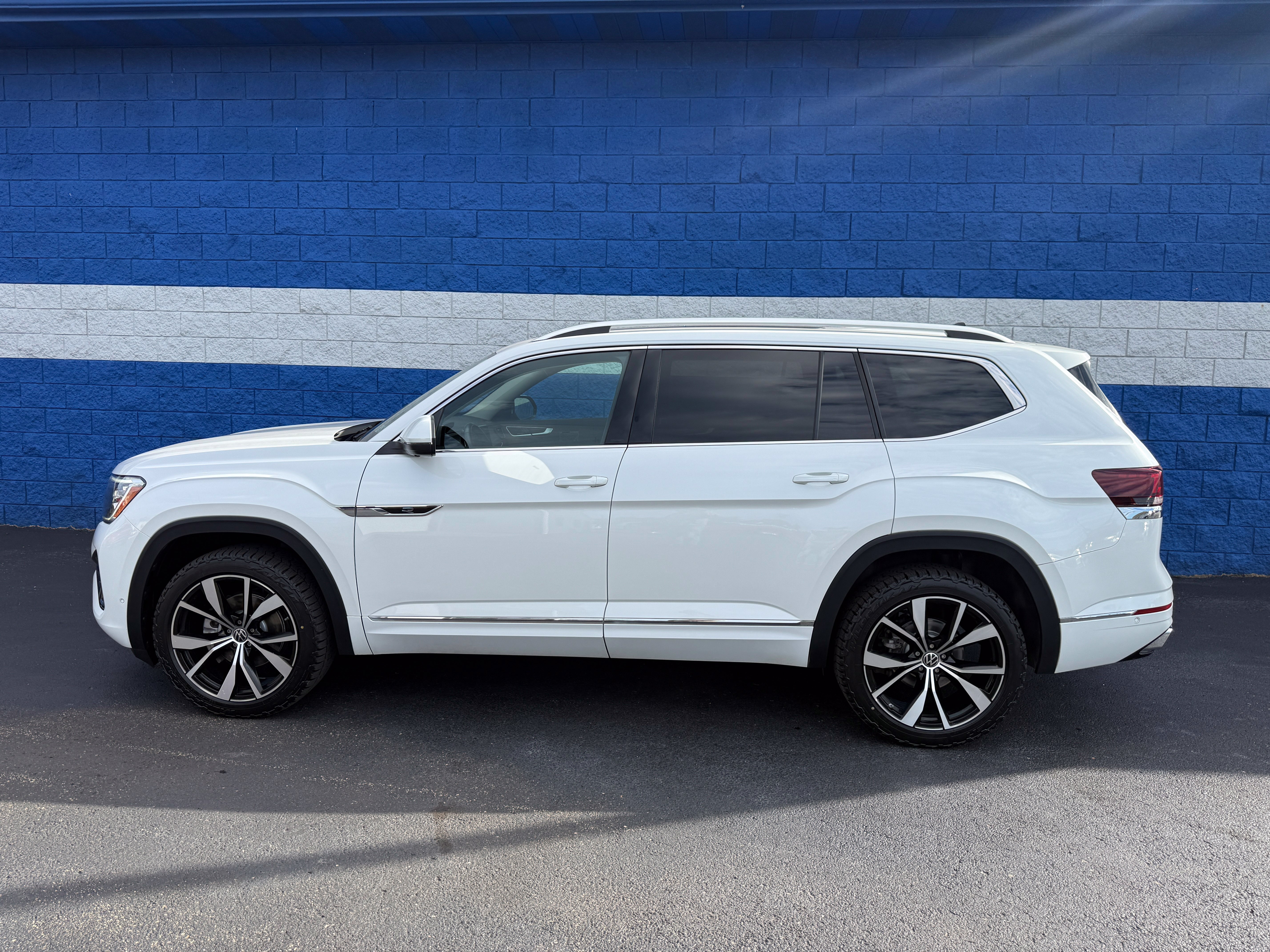 Used 2024 Volkswagen Atlas SEL Premium R-Line AWD/4WD image 17