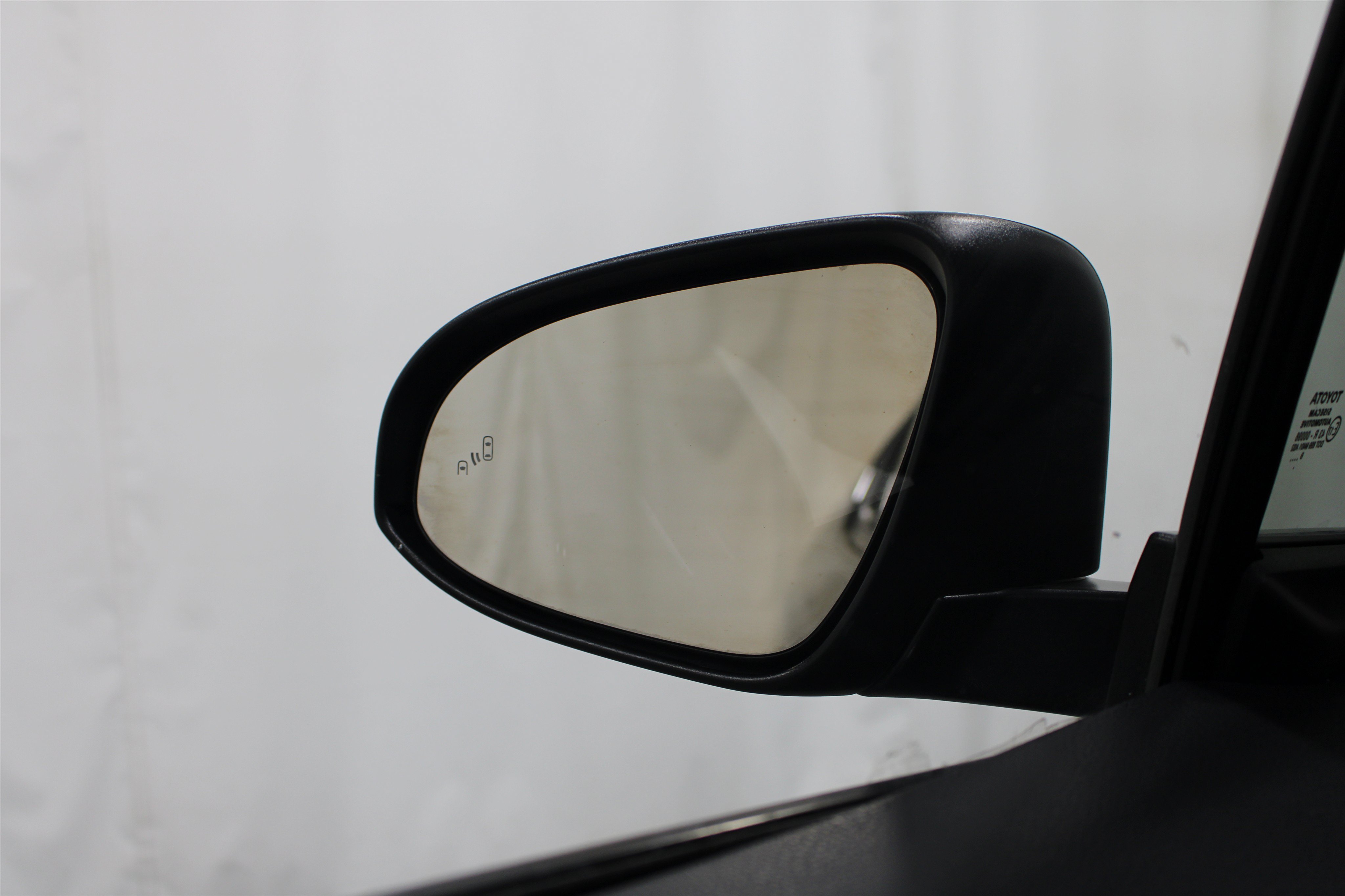 Used 2019 Toyota C-HR XLE FWD image 9