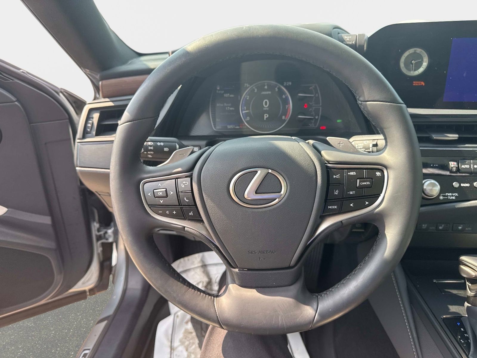 Used 2025 Lexus ES 350 w/ Premium Package image 31