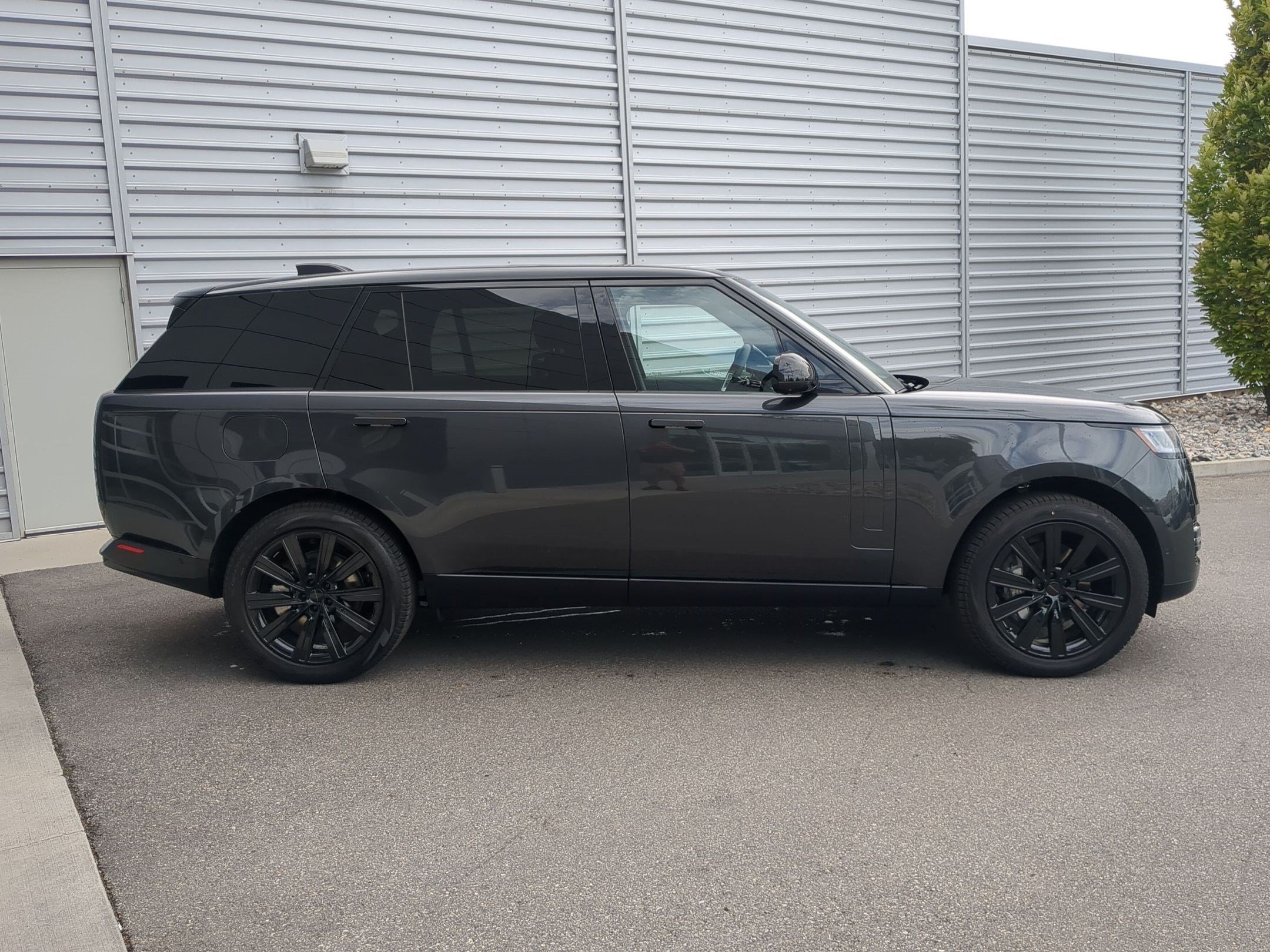 New 2026 Land Rover Range Rover Long Wheelbase SE AWD/4WD image 4