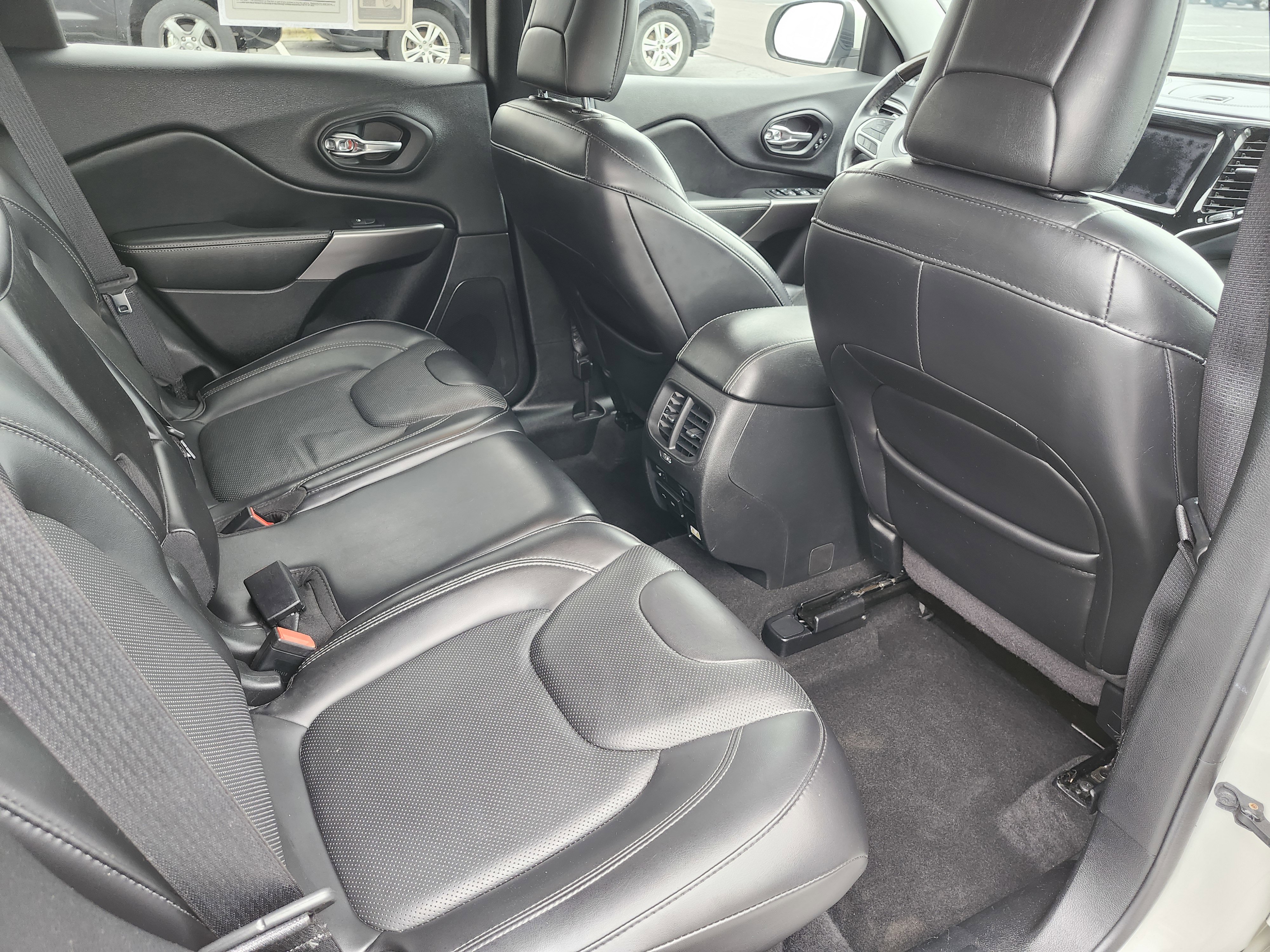 Used 2019 Jeep Cherokee Overland AWD/4WD image 21