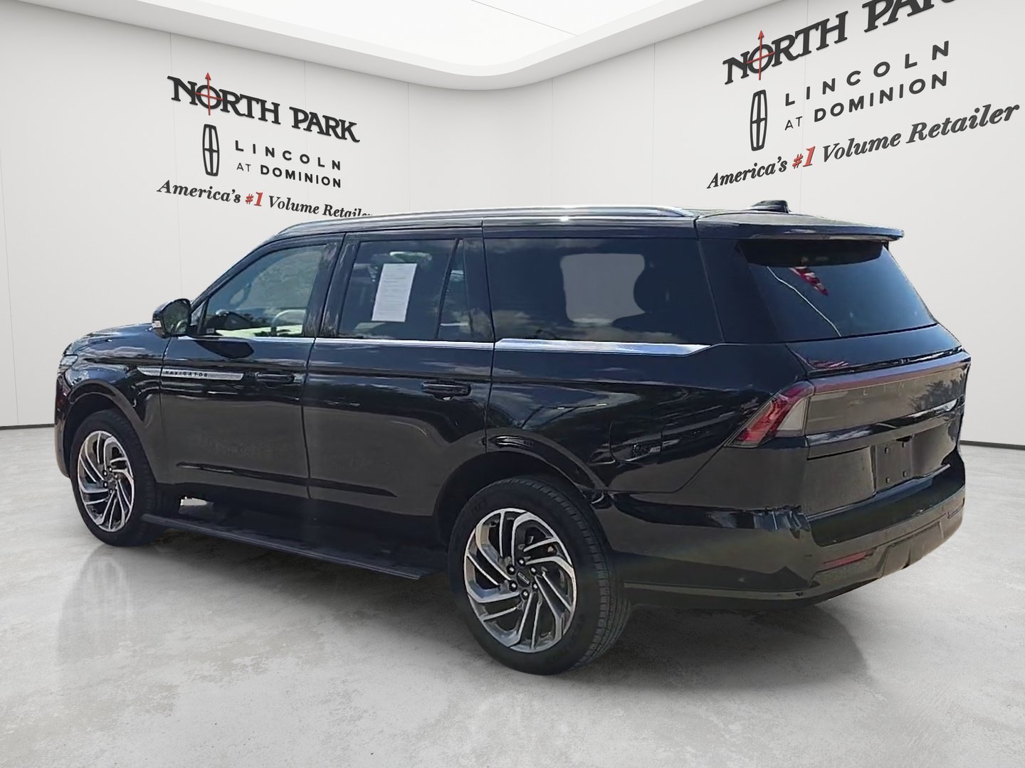 Used 2025 Lincoln Navigator Reserve AWD/4WD image 3