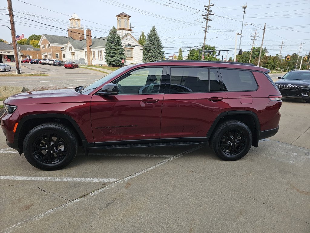 Certified 2025 Jeep Grand Cherokee L Altitude AWD/4WD image 11