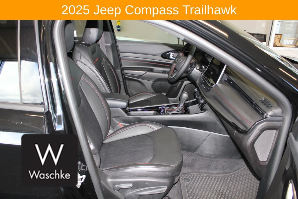 Used 2025 Jeep Compass Trailhawk w/ Trailhawk Convenience Group AWD/4WD image 24