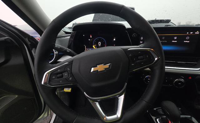 Used 2025 Chevrolet Trax LT w/ LT Convenience Package image 8