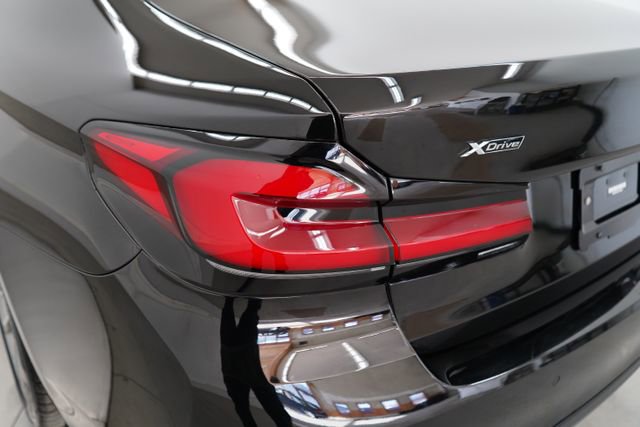 Used 2023 BMW 530e xDrive w/ Convenience Package image 39