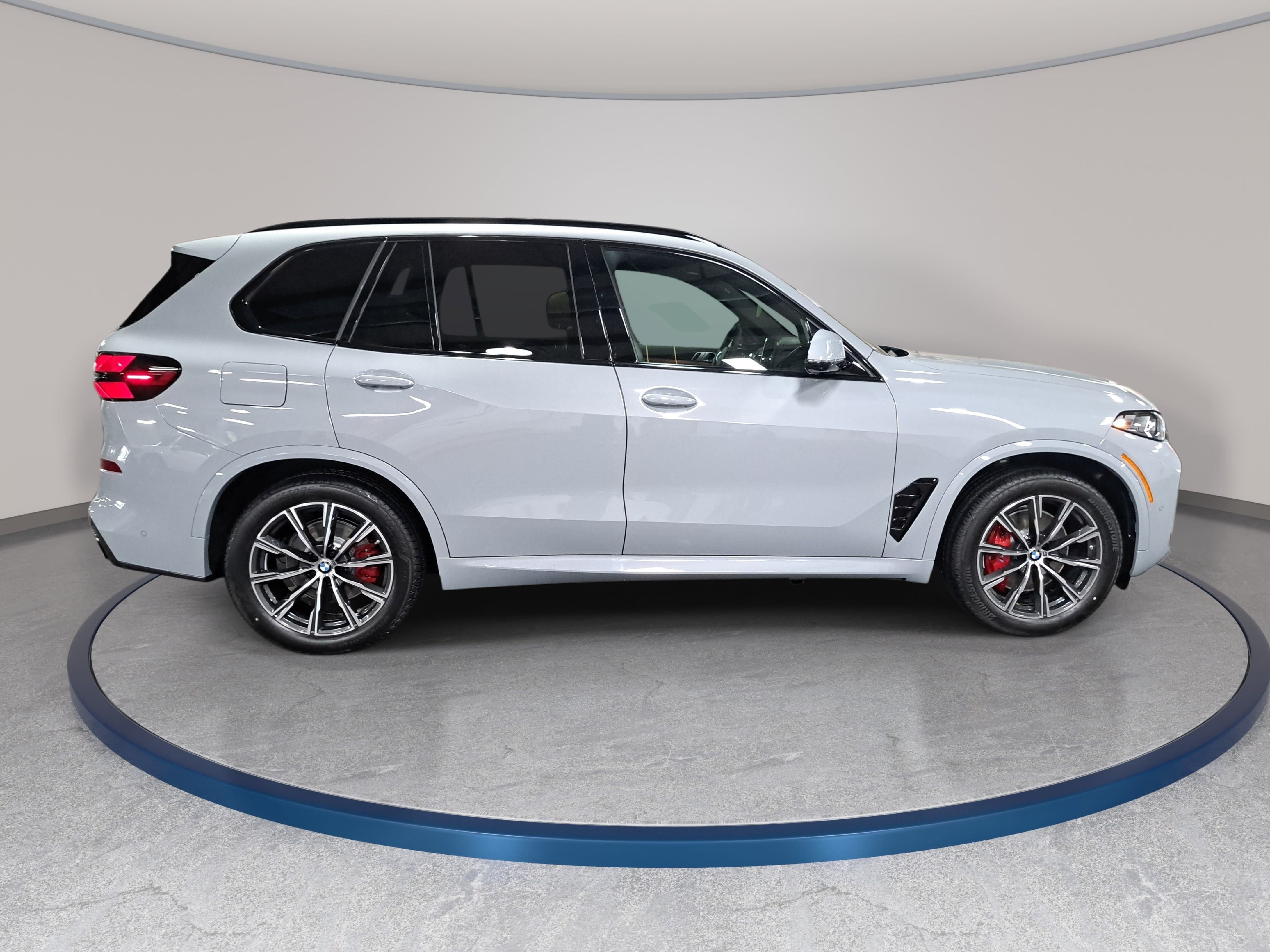 New 2026 BMW X5 xDrive40i w/ M Sport Package AWD/4WD image 4