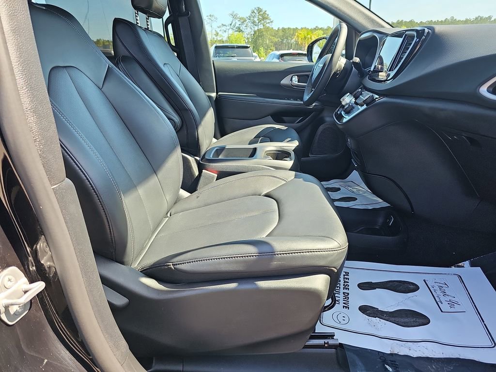 Used 2025 Chrysler Pacifica Select image 13