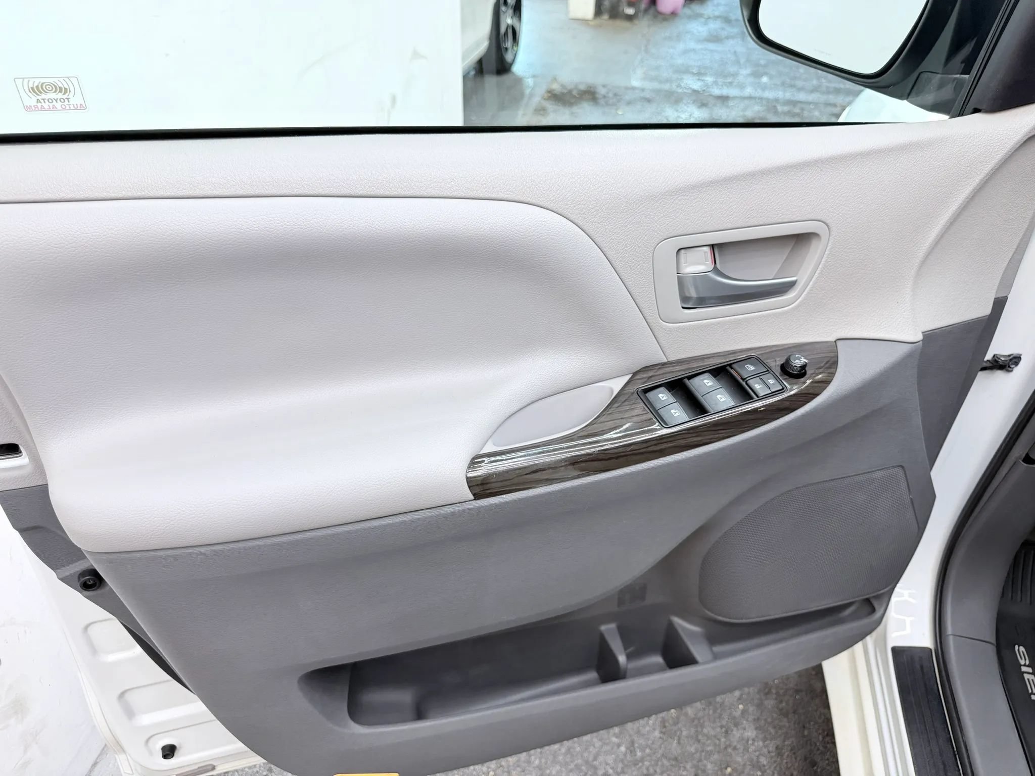 Used 2017 Toyota Sienna XLE FWD image 8