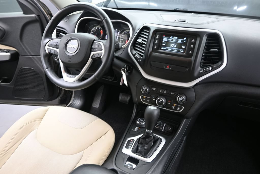 Used 2018 Jeep Cherokee Latitude w/ Cold Weather Group AWD/4WD image 28