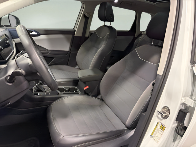 Used 2023 Volkswagen Taos SE w/ Panoramic Sunroof Package FWD image 11