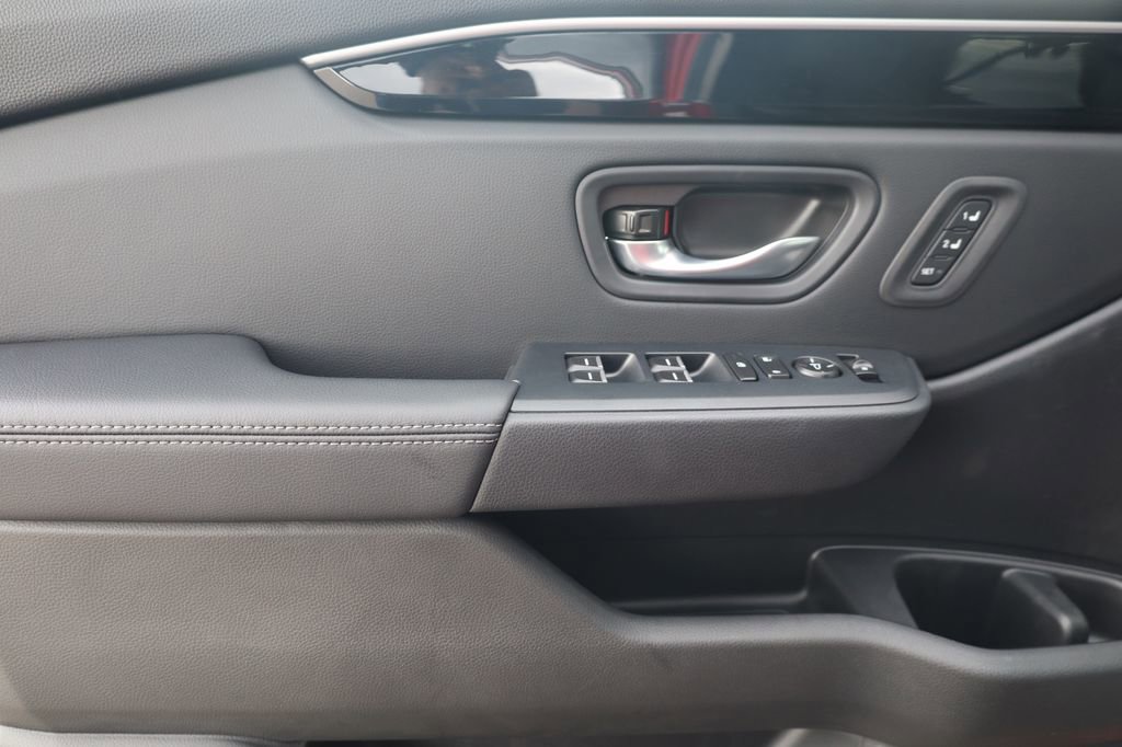 New 2025 Honda Pilot Touring image 9