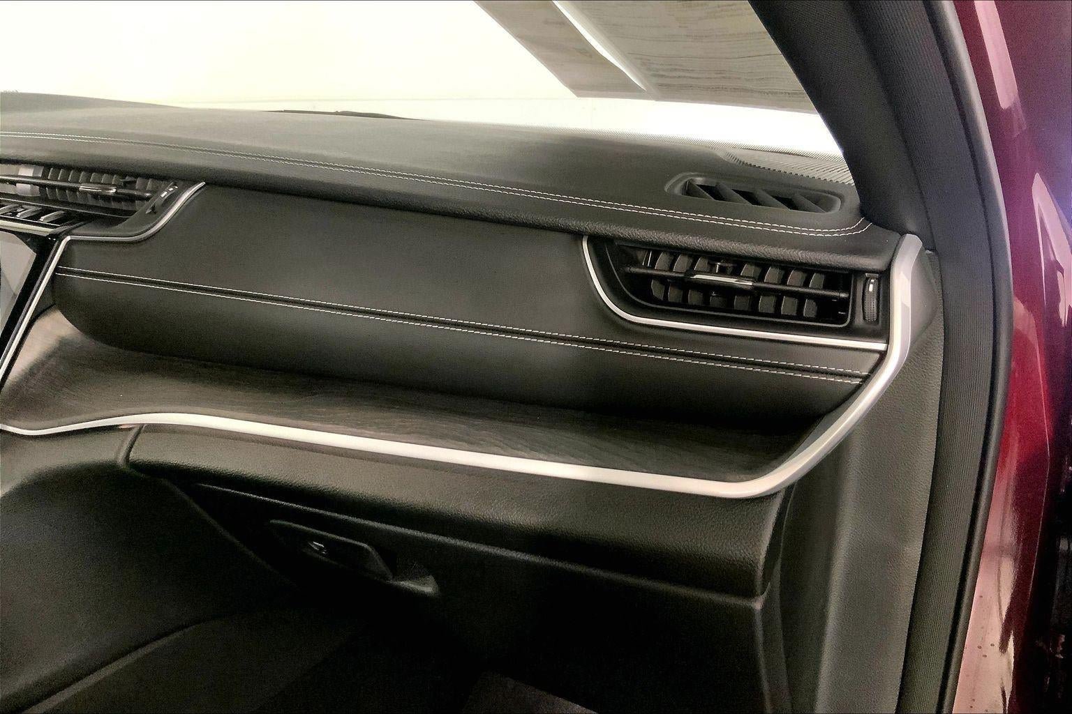 Used 2025 Jeep Grand Cherokee Limited AWD/4WD image 16