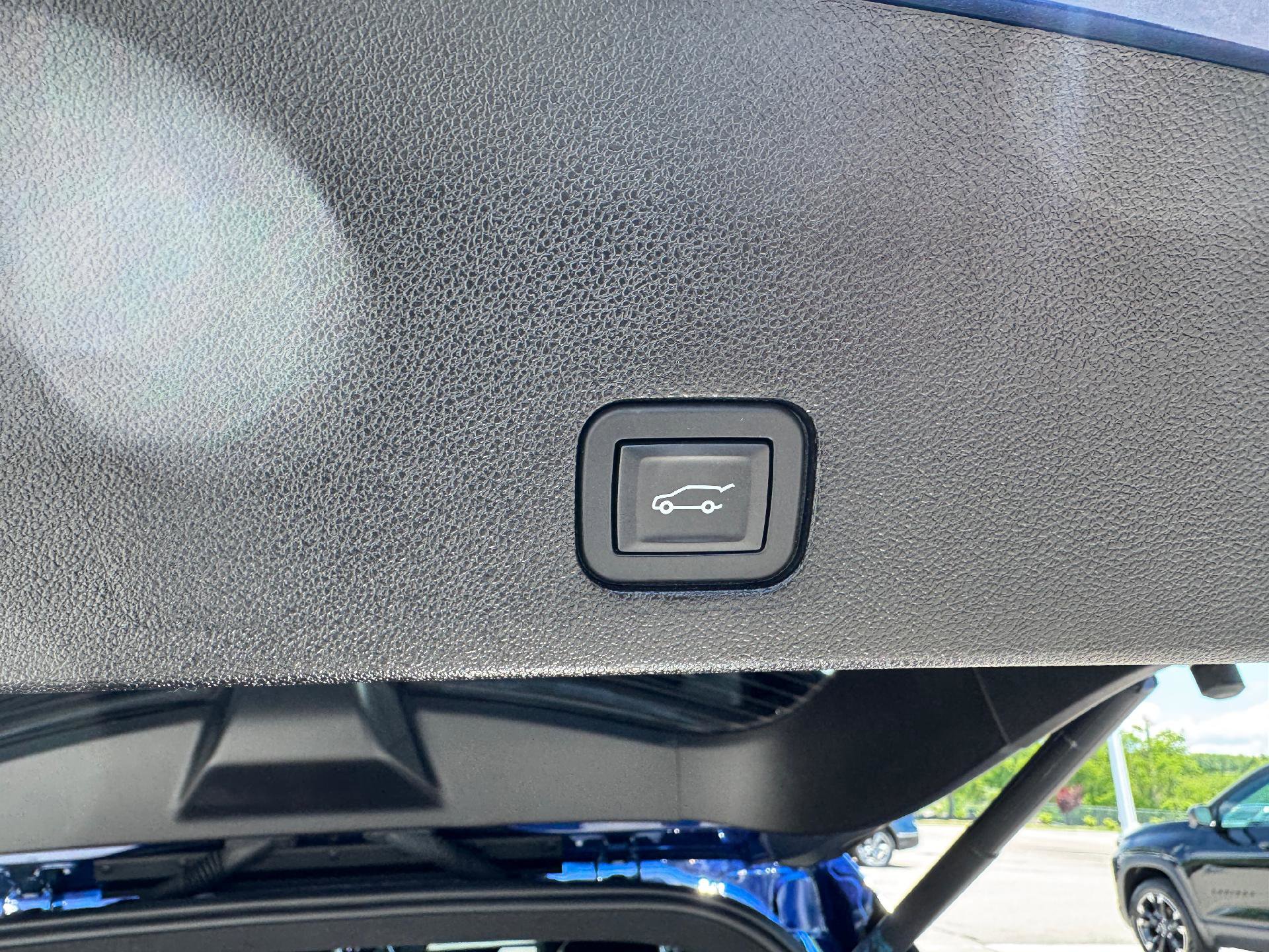 Used 2025 Cadillac XT6 Premium Luxury w/ Platinum Package image 13