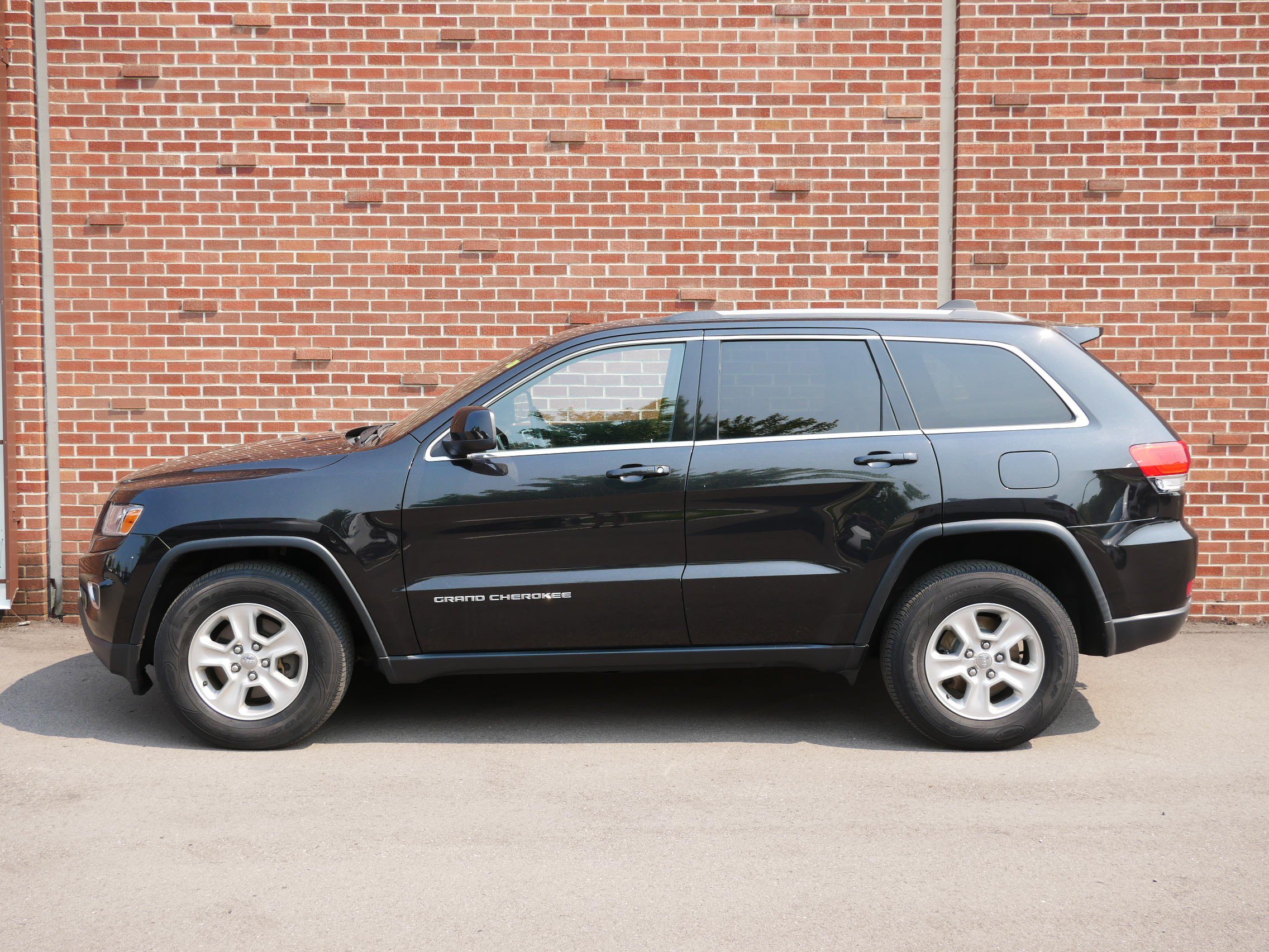 Used 2014 Jeep Grand Cherokee Laredo w/ Security & Convenience Group AWD/4WD image 2