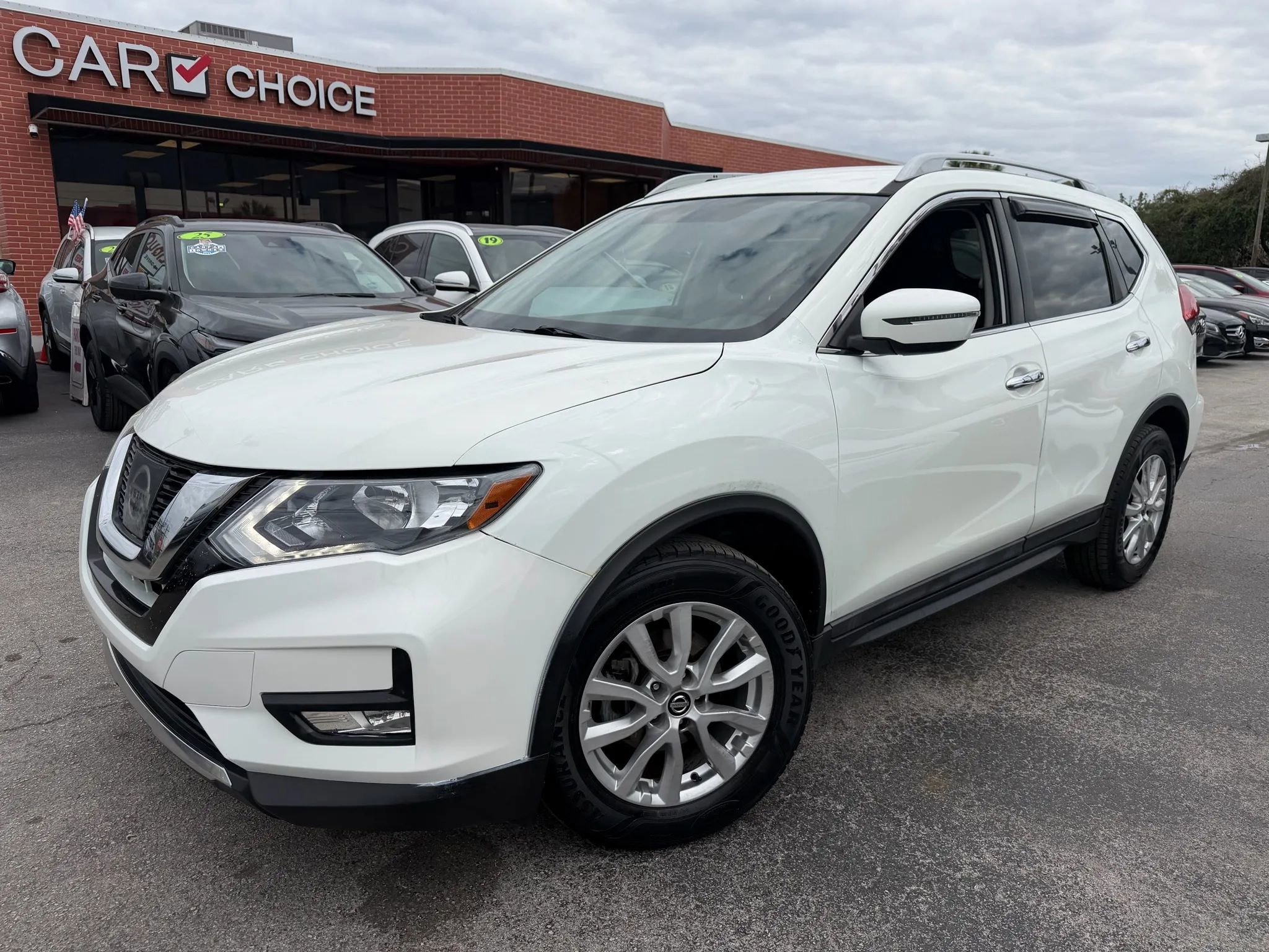 Used 2017 Nissan Rogue SV image 1
