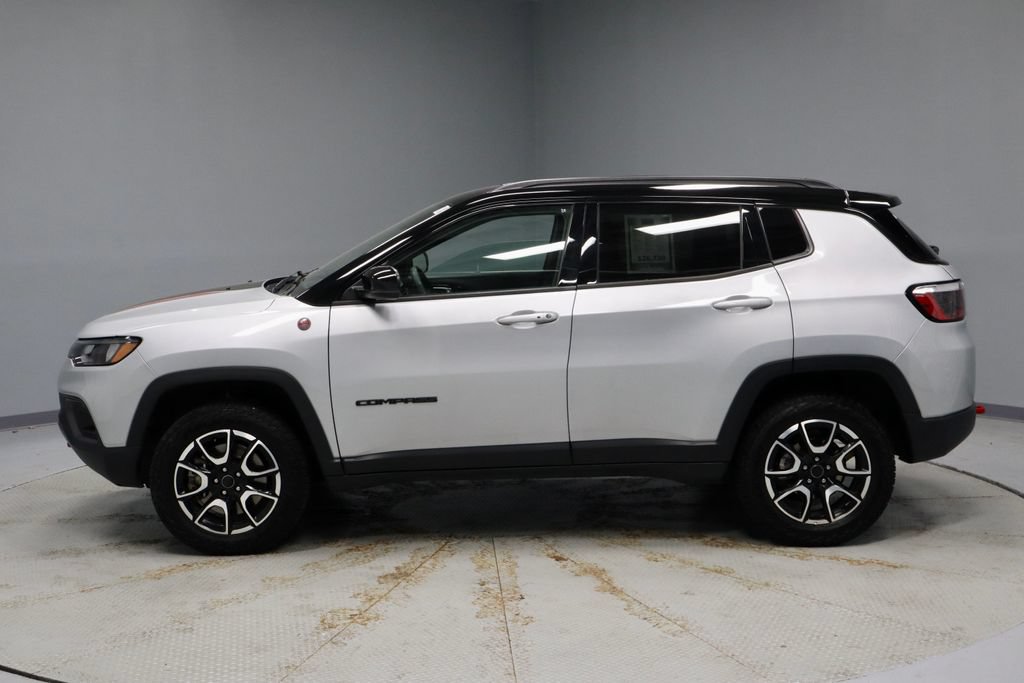 Used 2025 Jeep Compass Trailhawk AWD/4WD image 8