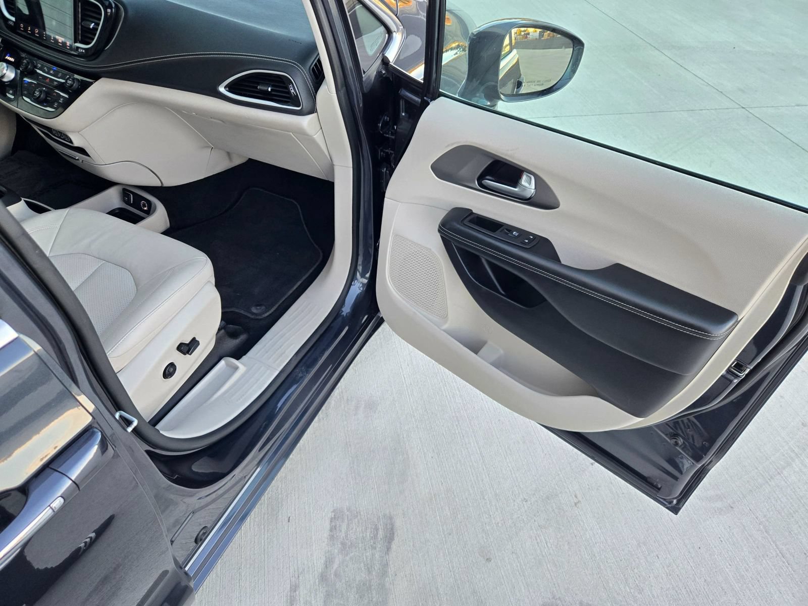 Used 2021 Chrysler Pacifica Touring-L w/ Premium & Safety Sphere Group AWD/4WD image 23
