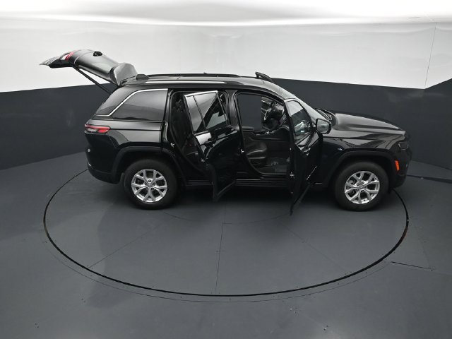 Used 2023 Jeep Grand Cherokee Limited w/ Luxury Tech Group II AWD/4WD image 30