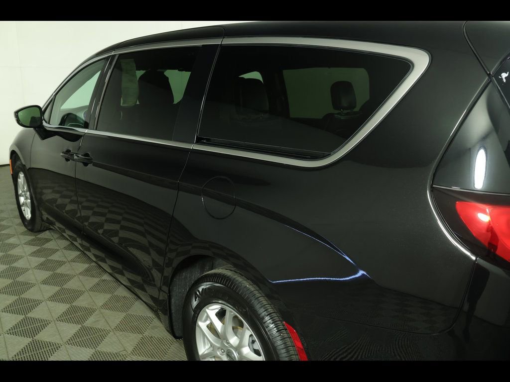 Used 2025 Chrysler Pacifica Select FWD image 18
