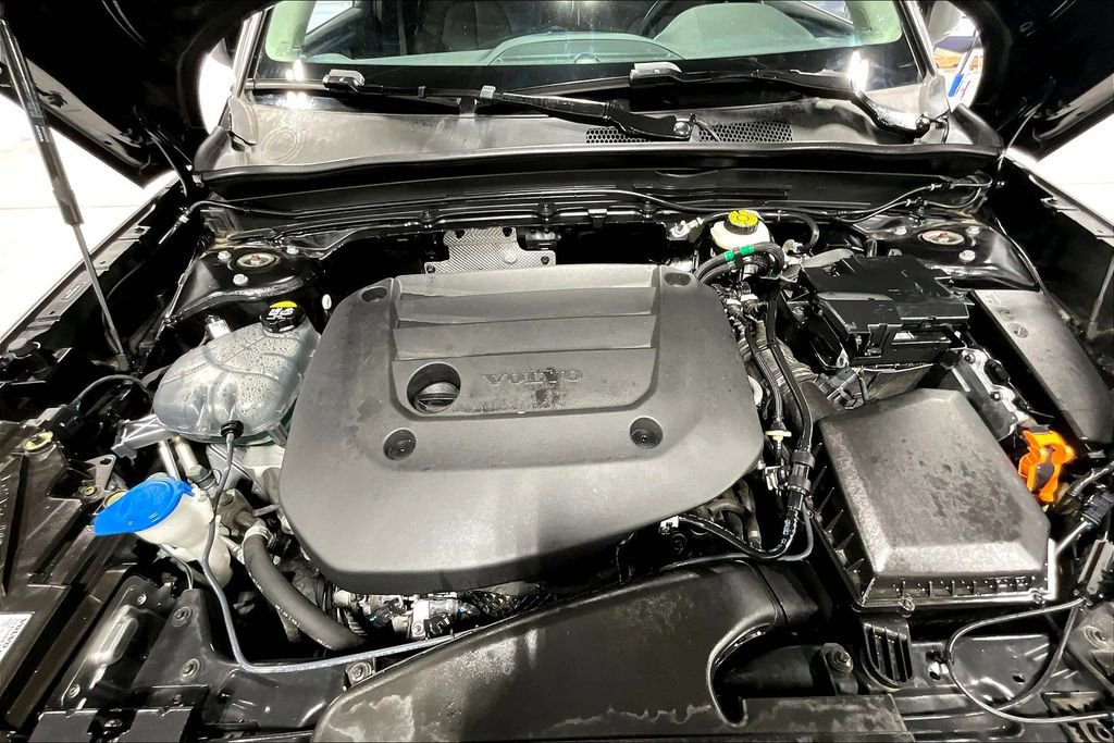 Used 2024 Volvo XC40 B5 Plus w/ Climate Package image 12