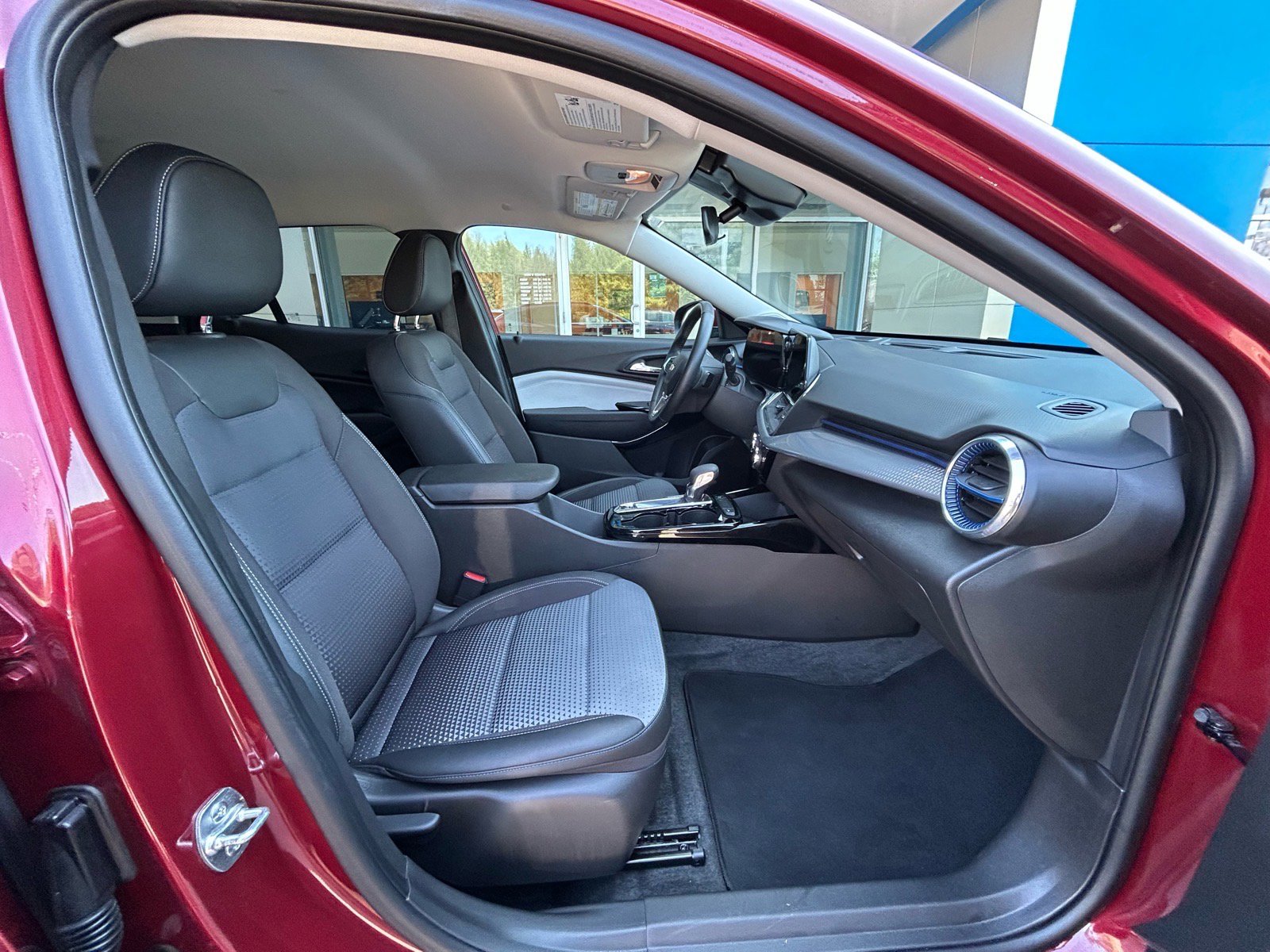 Used 2025 Chevrolet Trax LT w/ LT Convenience Package FWD image 9