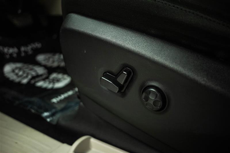 Used 2024 Chrysler Voyager LX image 15