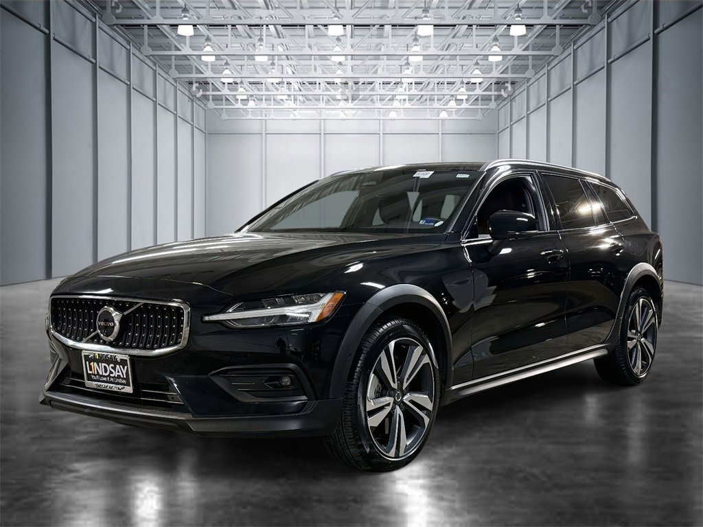 Used 2025 Volvo V60 B5 Cross Country Plus