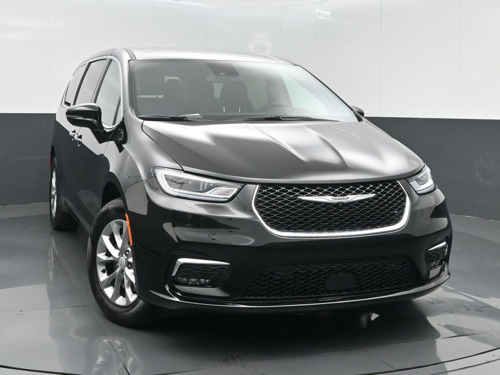 New 2026 Chrysler Pacifica Select image 2