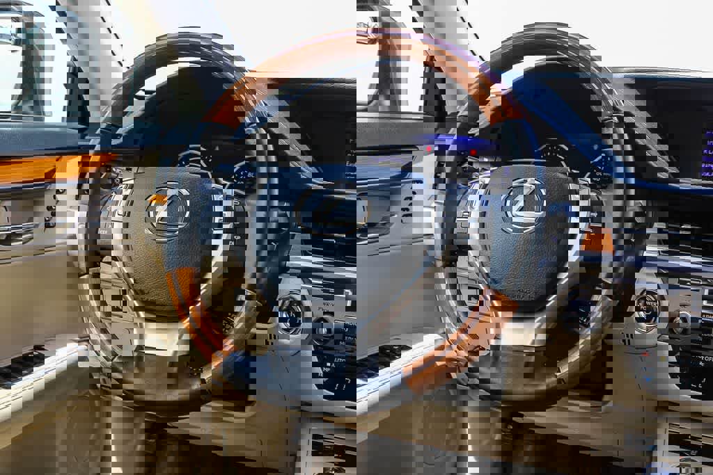 Used 2014 Lexus ES 300h w/ Premium Package w/Bamboo Trim image 13