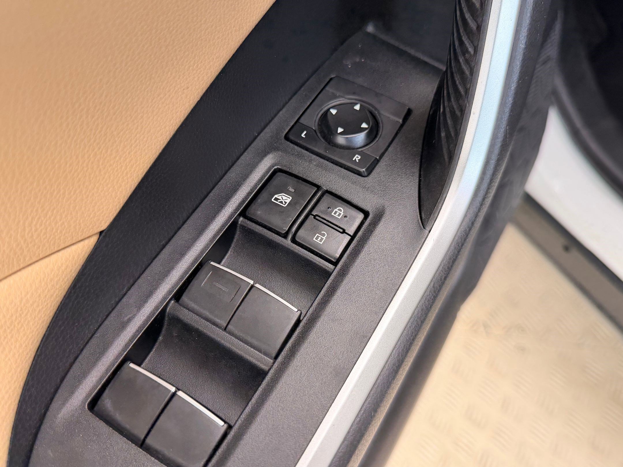 Used 2019 Toyota RAV4 XLE Premium image 24