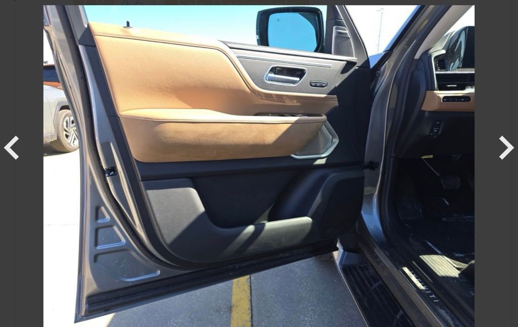 Used 2025 INFINITI QX80 Sensory AWD/4WD image 10