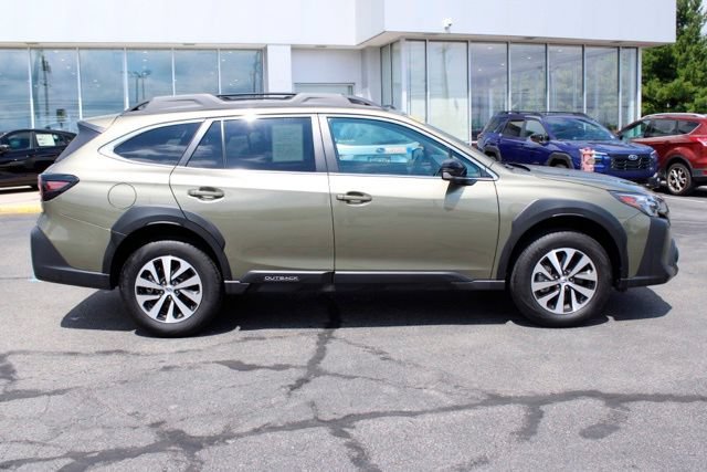 Used 2025 Subaru Outback Premium AWD/4WD image 2