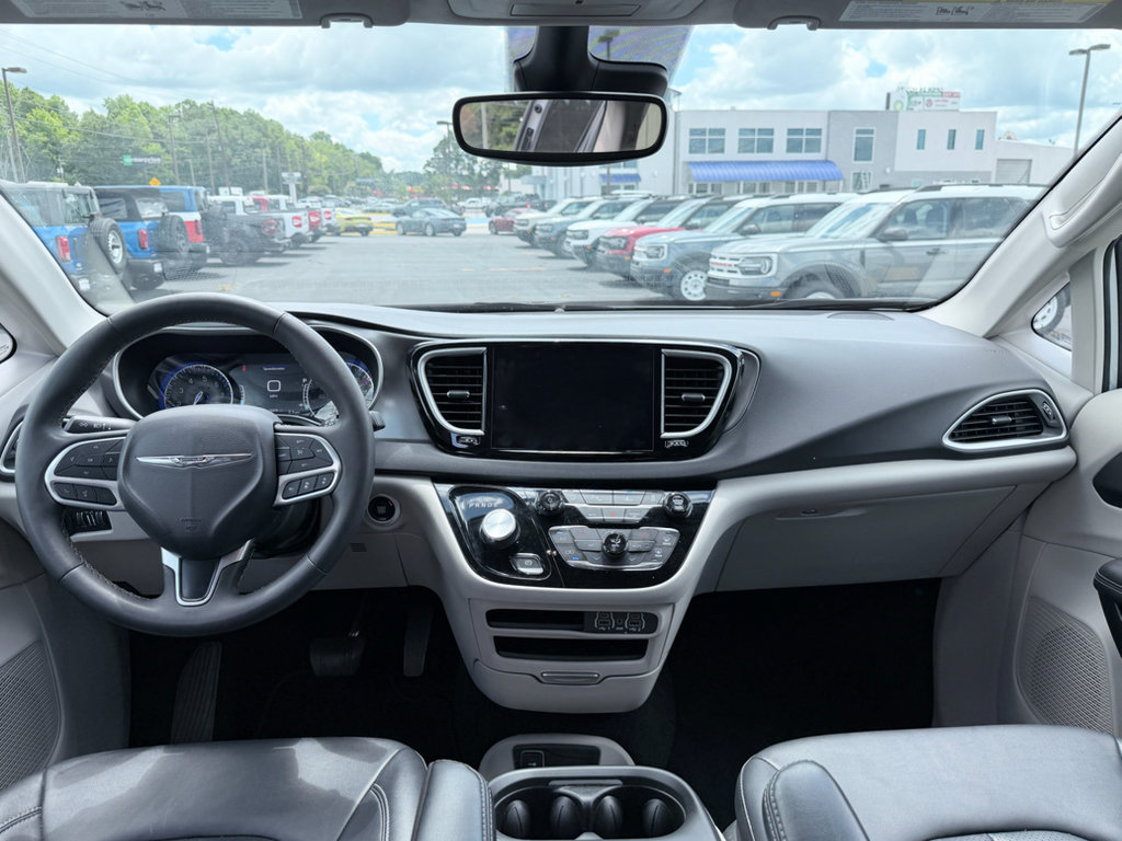 Used 2024 Chrysler Pacifica Touring-L FWD image 11